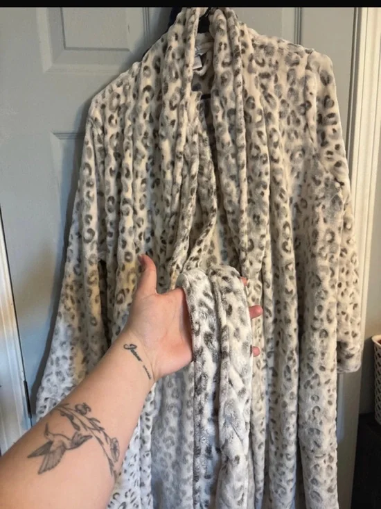 Robe - Picture 3 of 7